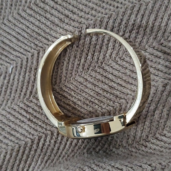 VINTAGE STUDIO TIME QUARTZ WATCH ROUND BLACK FACE GOLD CUFF HINGE BANGLE - Picture 4 of 6